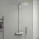 Duschsystem von Ideal Standard mit großer Kopfbrause, Handbrause und Wandablage in Chrom. Montage an der Wand in einem Badezimmer.